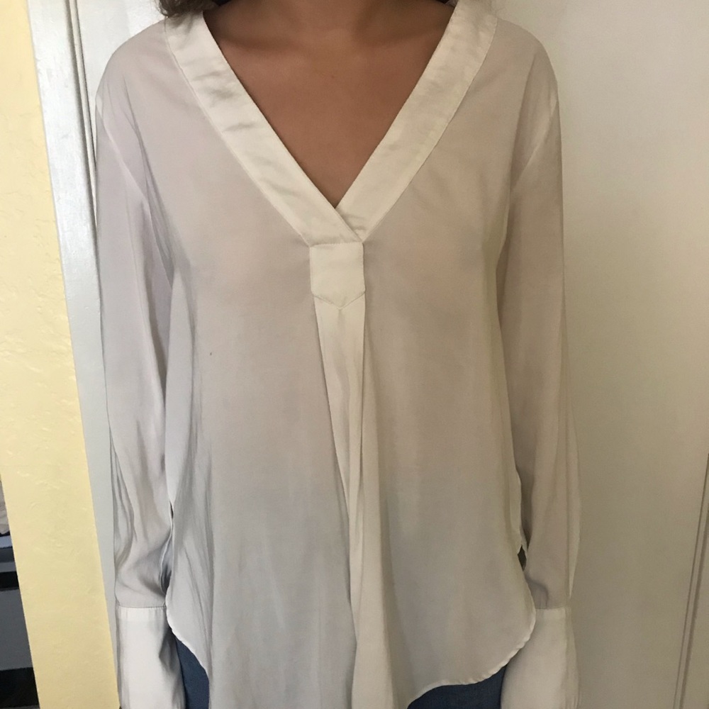 White longsleeve vneck like